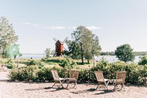 Lidö丽都瓦德斯胡斯酒店的四把椅子和一个风车