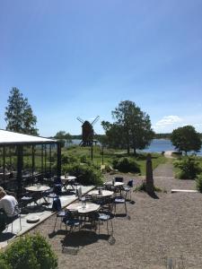 Lidö丽都瓦德斯胡斯酒店的一个带桌椅和风车的庭院