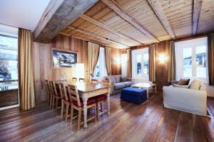 Maloja Palace Residence Engadin-St Moritz CO2-Neutral客房内的一张或多张床位