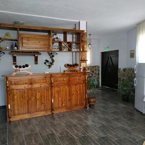 梅尔尼克Guesthouse White Margarit的厨房配有木制橱柜和冰箱。