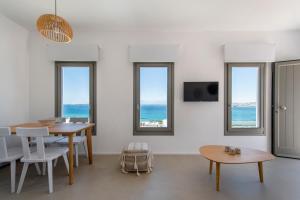 KolympithresKymo Luxury Suites Paros的一间配备有桌子的海景用餐室