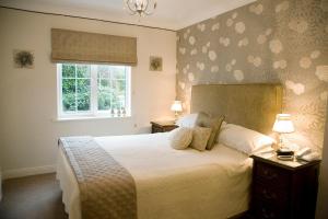 金塞尔河口酒店的一间卧室设有一张大床和一个窗户。