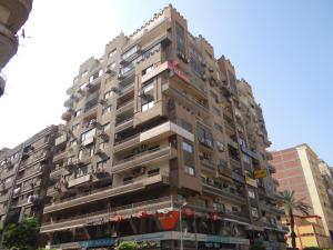 开罗开罗奥西里斯酒店的一座高大的建筑,旁边设有阳台