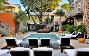 基韦斯特杜鲁门酒店的庭院内的游泳池,配有椅子