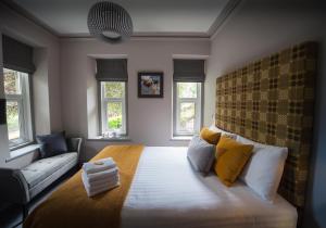 贝图瑟科伊德Mary's Court Guest House - Mairlys的一间卧室配有一张带黄色枕头的大床