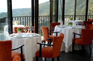艾日艾泽城堡酒店的享有美景的带桌椅的用餐室