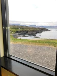 海德纳尔Hellnar Ocean View Villa的享有水体景致的窗户