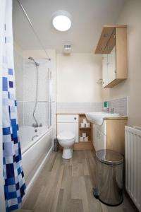 爱丁堡洛琛德服务公寓的浴室配有卫生间、浴缸和水槽。