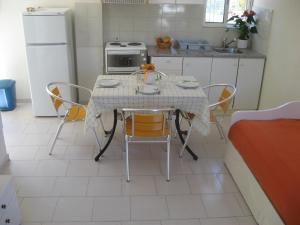 卡梅纳维洛拉RONZI APARTMANT的厨房配有桌椅