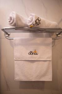 贝都古Dedanau Hotel的浴室毛巾架上的两条毛巾