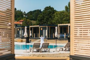 Glamping Village Terme Tuhelj内部或周边的泳池