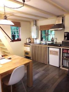 威塞勒海德Het Vogelhuisje的厨房配有木桌和台面