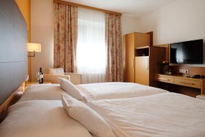 伊尔米茨祖尔索纳旅馆的酒店客房设有一张大床和一台电视。