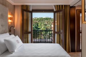 大加那利岛拉斯帕尔马斯Santa Catalina, a Royal Hideaway Hotel的一间卧室设有一张床和一个美景窗户。