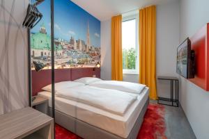 维也纳Campanile Vienna South的市景卧室 - 带1张床