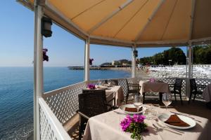 阿尔本加Appartamenti Villaggio Internazionale的一间设有桌椅的海洋餐厅