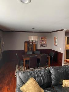 纽波特Irish American INN的客厅配有沙发和桌子