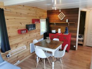 Fichous-RiumayouLe lodge sur pilotis的用餐室设有木墙和桌椅