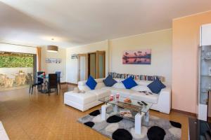 阿尔布费拉Apartamentos Solar Veiguinha的客厅配有白色的沙发和桌子