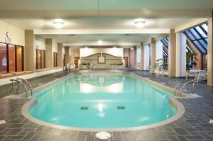 绿湾绿湾凯悦酒店的在酒店房间的一个大型游泳池