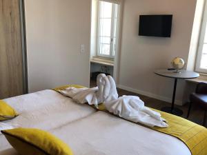 佩里纳特·莱斯·萨尔列夫Domitys - Le Manoir的一间卧室配有一张床,床上有毛巾