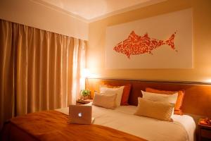 波尔蒂芒维斯塔码头公寓酒店的一间卧室配有一张带笔记本电脑的床