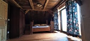 Sveti Duh na Ostrem VrhuApartments and Rooms Toplak度假屋的一间带床的卧室,位于带窗户的房间内
