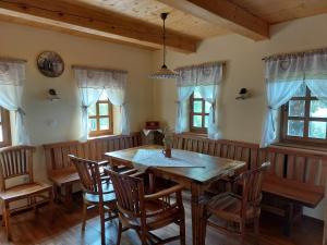 SromljeOldhouse Knezovo的一间带木桌和椅子的用餐室