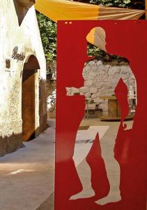 CrosiaCi Thorno Hotel的带有照片的红色标志,带有一个人和建筑物的照片