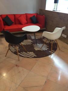 图卢兹 图卢兹马塔比奥站宜必思酒店的客厅配有红色的沙发和两把椅子