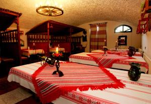 Jakabszállás热代翁坦亚宾馆的卧室内的两张床,配有红色和白色床单