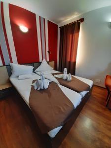 穆里吉奥尔Pensiunea Bianca的酒店客房,配有两张带毛巾的床