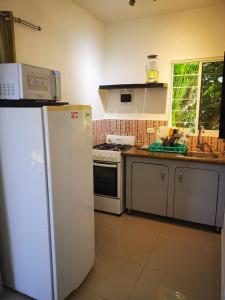 苏莎亚Villa Victoria的厨房配有白色冰箱和炉灶。