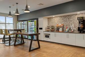 布拉夫顿Extended Stay America Premier Suites - Bluffton - Hilton Head的一间厨房,里面配有桌椅