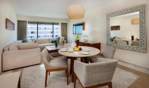 坎昆Park Royal Beach Cancun - All Inclusive的客厅配有桌子和沙发