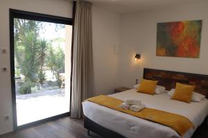 博尼法乔帕多罗酒店的一间卧室设有一张大床和一个滑动玻璃门