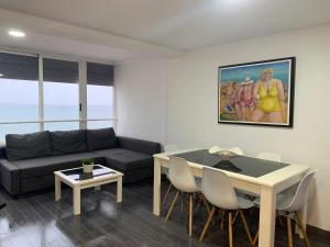 甘迪亚海滩Apartamento Bonaire-primera linea playa的客厅配有沙发和桌子