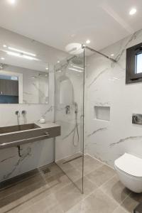 耶拉基尼ISALOS GERAKiNi的带淋浴、盥洗盆和卫生间的浴室