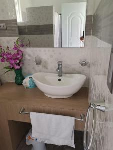 苏莎亚Villa Victoria的浴室设有白色水槽和镜子