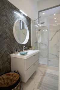 索普隆EL GUSTO HOMES Town的一间带水槽、镜子和淋浴的浴室