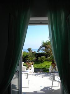 伊斯基亚帕尔科孔蒂酒店的带窗户的客房享有庭院的景致。