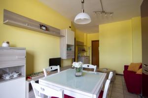 appartamento con vista Porto Recanati的厨房或小厨房