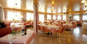 纳兹-夏韦斯Hotel Waldheim的用餐室配有白色桌椅和桌子。