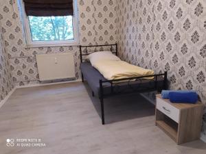 杜伊斯堡Misha,s的一间小卧室,配有床和窗户
