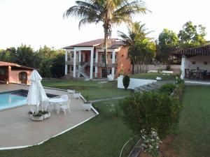 瓜拉派瑞多斯维达挂啦帕里旅馆的一座带游泳池的庭院和一座房子