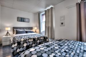 蒙特利尔100 METERS to SUBWAY - Montcalm condos的一间卧室设有两张床和窗户。