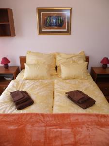 萨格勒布萨格勒布尊贵公寓的床上有两块棕色毛巾