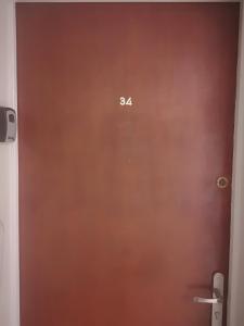勒格罗-迪鲁瓦ESCALE AU GRAU DU ROI的棕色的门,上面有号码