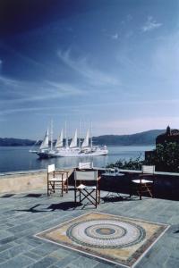 莫奈姆瓦夏阿达米斯酒店的一群船上的帆船,配有一张桌子和椅子