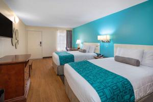 萨凡纳豪生国际快捷酒店的酒店客房设有两张床和一台平面电视。